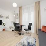 Holzera 3 - Close To Medicover/paley Apartment *